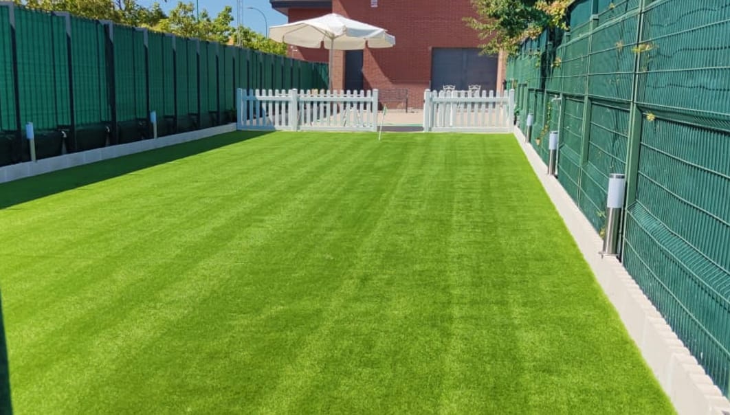 El césped artificial es duradero y apto para el alto tráfico El césped artificial es duradero y apto para el alto tráfico